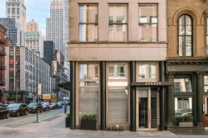 un edificio en una calle de la ciudad con una tienda en Sonder Duane Street, en Nueva York