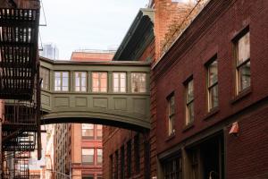 un puente sobre una calle entre dos edificios de ladrillo en Sonder Duane Street, en Nueva York