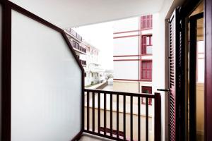- un balcon offrant une vue sur un bâtiment dans l'établissement Portuko. Basquenjoy, à Fontarrabie