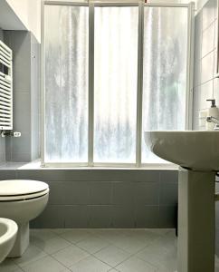 Kúpeľňa v ubytovaní MASOTTO APARTMENT LINATE-Close Center + 15 fotografií