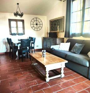 坎波羅索的住宿－RIVIERA DOLCE VITA，客厅配有沙发和桌子
