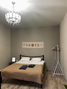 um quarto com uma cama e um lustre em Apartment Kyiv em Kiev