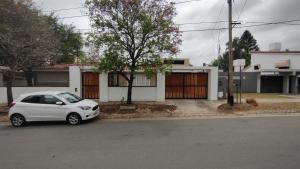 un coche blanco estacionado frente a una casa en Lo de Pepa-Sanatorio Allende Cerro en Córdoba