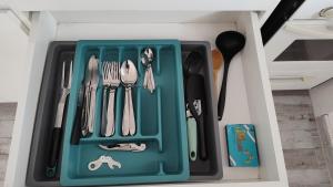 a plastic tray with utensils in a drawer at Lo de Pepa-Sanatorio Allende Cerro in Córdoba