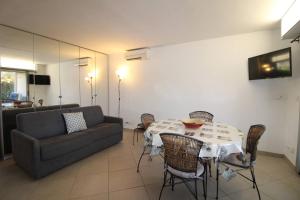 Μια τηλεόραση ή/και κέντρο ψυχαγωγίας στο EDENCAU Appartement pour 4 personnes climatisé proche de la mer avec piscine commune au Pradet