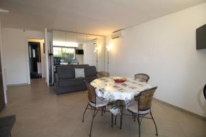 Η κουζίνα ή μικρή κουζίνα στο EDENCAU Appartement pour 4 personnes climatisé proche de la mer avec piscine commune au Pradet +3 φωτογραφίες