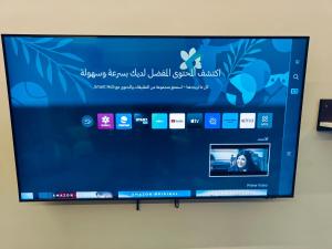 een flatscreen-tv aan een muur bij شقة فندقية بحر مباشر in Alexandrië
