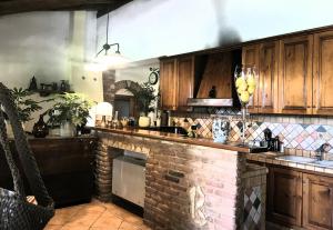uma cozinha com armários de madeira e um balcão de tijolos em CLUB HOUSE - ASD Sacramento Golf em Sabaudia