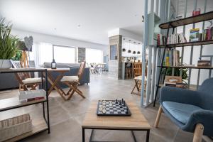 Uma área de estar em Océane Guest House - Adults only