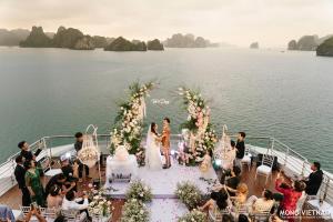 une cérémonie de mariage sur le pont d'un bateau dans l'établissement Essence Grand Halong Bay Cruise 1, à Hạ Long