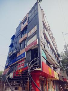 un edificio con muchas señales a un lado. en HOTEL SHREE RADHE, en Ahmedabad