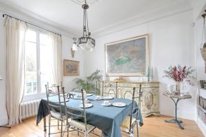 Restaurace v ubytování Charming house in Saint-Maur-des-Fossés - Welkeys