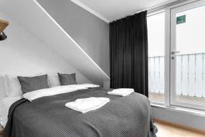 um quarto com uma cama com duas toalhas em Eiriksgata Apartments by Heimaleiga em Reykjavík