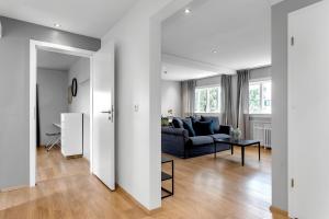 een woonkamer met een bank en een tafel bij Eiriksgata Apartments by Heimaleiga in Reykjavík
