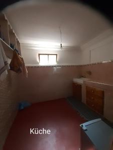 ワルザザートにあるDar Sahara Ouarzazateのシンクと窓が備わる小さな客室です。