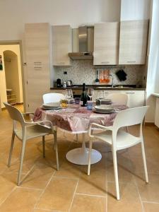 una cocina con mesa y sillas con mesa y sillón en Dama apartment in Como city center en Como