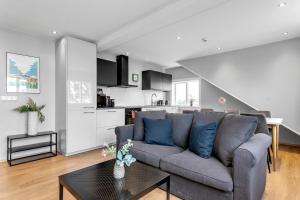 uma sala de estar com um sofá e uma cozinha em Eiriksgata Apartments by Heimaleiga em Reiquiavique