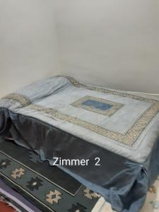 瓦爾扎扎特的住宿－Dar Sahara Ouarzazate，一张床垫,放在桌子上
