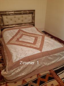 ワルザザートにあるDar Sahara Ouarzazateのジマーマットレス付きの客室のベッド1台分です。