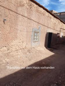 un bâtiment avec une fenêtre sur son côté dans l'établissement Dar Sahara Ouarzazate, à Ouarzazate 4 autres photos