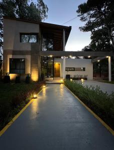 ein Haus mit einem Gehweg davor in der Unterkunft La Cayetana in Mar del Plata