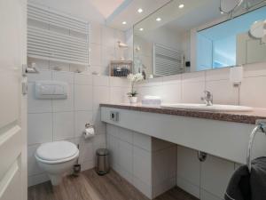 グリュックスブルクにあるAppartement Gluecksankerのバスルーム(トイレ、洗面台、鏡付)