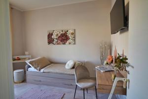 a room with a bed and a desk with a chair at Luxury house Le mie peonie in Salerno