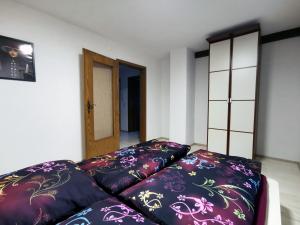 een slaapkamer met een bed met paarse lakens en een deur bij 3 Zimmer Ferienwohnung mit eigenem Garten Trossingen in Trossingen