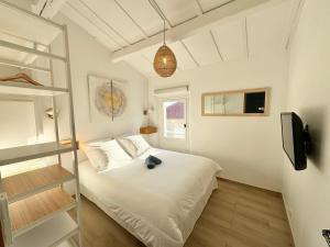 - une petite chambre avec un lit et une télévision dans l'établissement Cosy 3 pièces vieil Antibes proche port Vauban, à Antibes