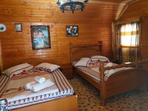 Postel nebo postele na pokoji v ubytování Complex Țurcana Transalpina