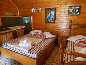 Postel nebo postele na pokoji v ubytování Complex Țurcana Transalpina