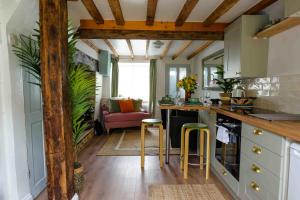 Kuchyň nebo kuchyňský kout v ubytování Remarkable 1-Bed Cotswolds Cottage in Finstock