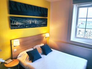 Кровать или кровати в номере Hôtel de la Gare - Restaurant Bistro Quai