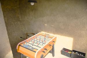 un tablero de ajedrez sobre una mesa en una habitación en RIVIERA DOLCE VITA en Camporosso