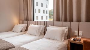 Plaza Hotel & Boulevard Convention - Vale dos Vinhedos客房内的一张或多张床位