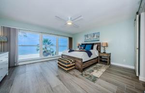 ein Schlafzimmer mit einem Bett und einem großen Fenster in der Unterkunft Beach Happy in Clearwater Beach