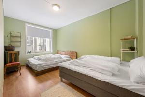 - 2 lits dans une chambre aux murs verts dans l'établissement New Spacious & Cozy Hideaway with Central Location, à Bergen