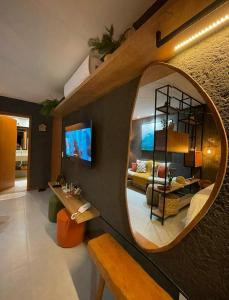 un salon avec un grand miroir au mur dans l'établissement Villas Manatee - Patacho - AL, à Porto de Pedras