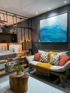 un salon avec un canapé et une télévision dans l'établissement Villas Manatee - Patacho - AL, à Porto de Pedras