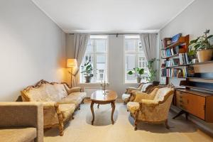 een woonkamer met 2 banken en een salontafel bij New Spacious & Cozy Hideaway with Central Location in Bergen