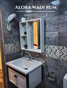ein Bad mit einem Waschbecken und einem Spiegel in der Unterkunft Alora Wadi Rum Luxury in Wadi Rum