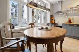 een keuken met een tafel en stoelen in een kamer bij New Spacious & Cozy Hideaway with Central Location in Bergen