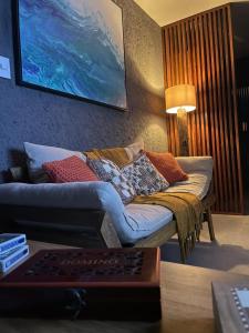 - un salon avec un canapé et des oreillers dans l'établissement Villas Manatee - Patacho - AL, à Porto de Pedras 35 autres photos