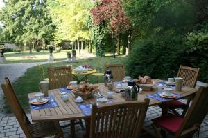 una mesa de madera con comida encima en La Closerie des Sacres, en Lavannes