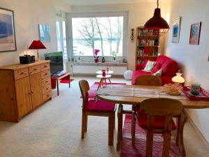 Ein Sitzbereich in der Unterkunft Ferienwohnung Leuchtturm 21