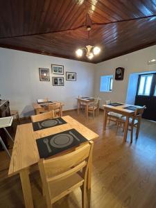 jadalnia z drewnianymi stołami i krzesłami w obiekcie Casa da Alagoa w mieście Batalha