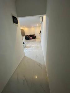 uma vista para um corredor com uma sala de estar em Apartamento excelente ubicación em Barranquilla