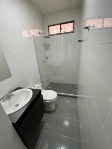 uma casa de banho com um chuveiro, um WC e um lavatório. em Apartamento excelente ubicación em Barranquilla