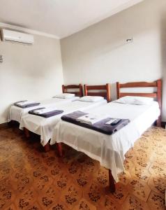 2 Betten nebeneinander in einem Zimmer in der Unterkunft Hotel Los Angeles Aeroporto in Várzea Grande