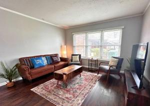 uma sala de estar com um sofá e uma mesa em Cozy 3br By Houston Ship Channel em Houston